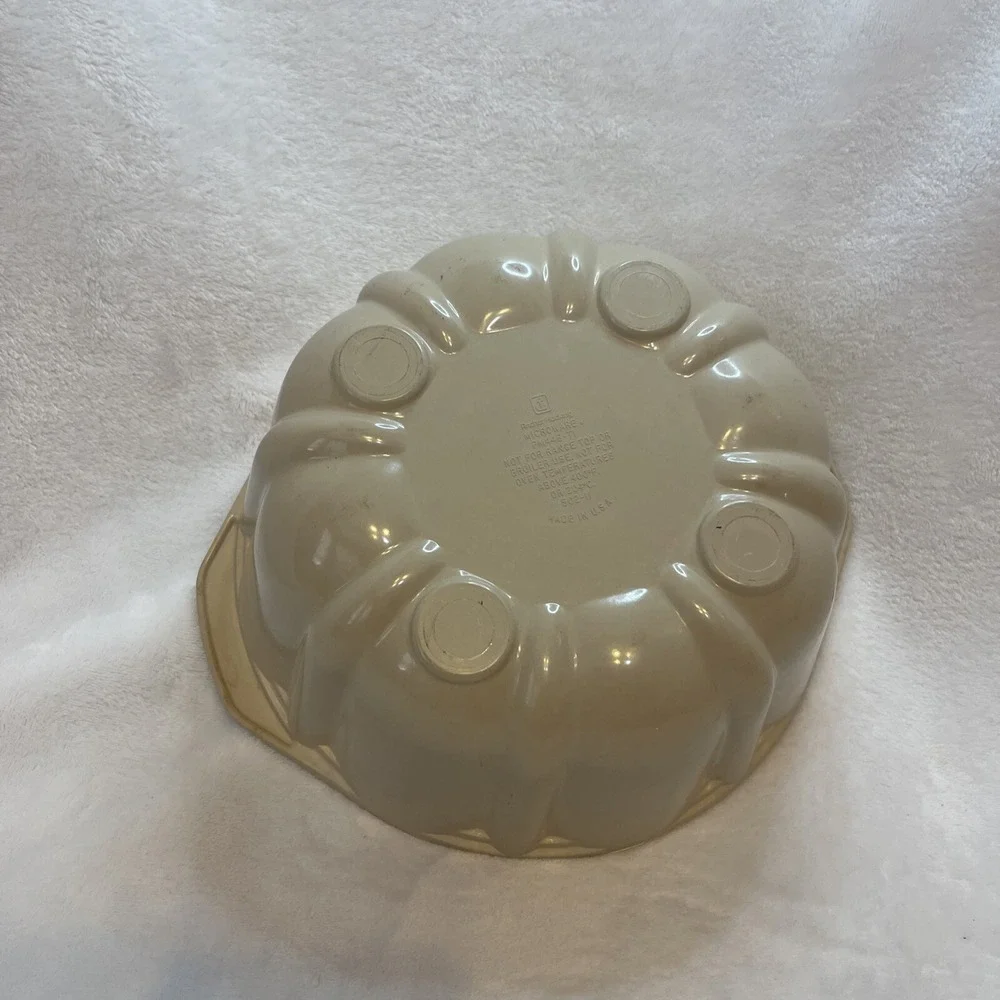 Vintage Tan Plastic Gelatin Mold Bowl Kitchen Baking‎ Ware Fluted Design